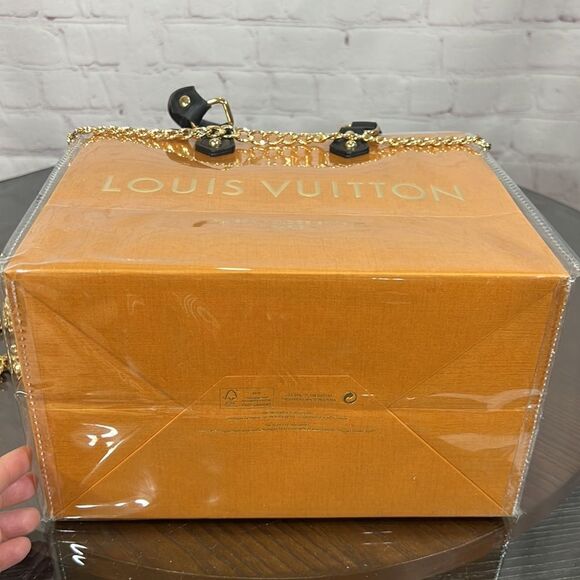 LOUIS VUITTON gift bag holiday 2020 edition wrapped in PVC to a useful crossbody - Picture 9 of 9